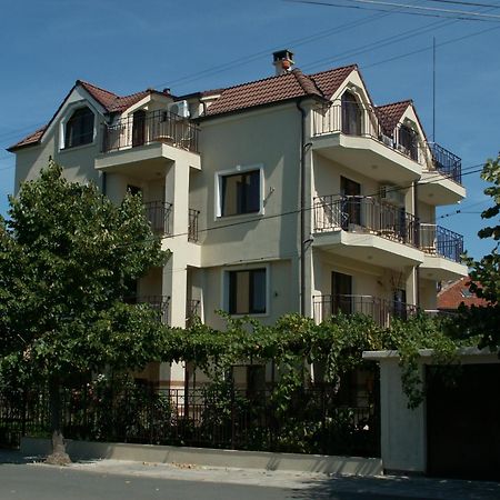 Family Hotel Bellehouse 切尔诺莫雷茨 外观 照片